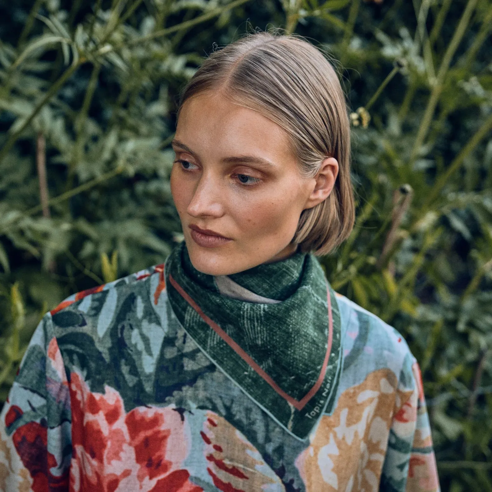 Tapis Noir Light Green Toile Scarf