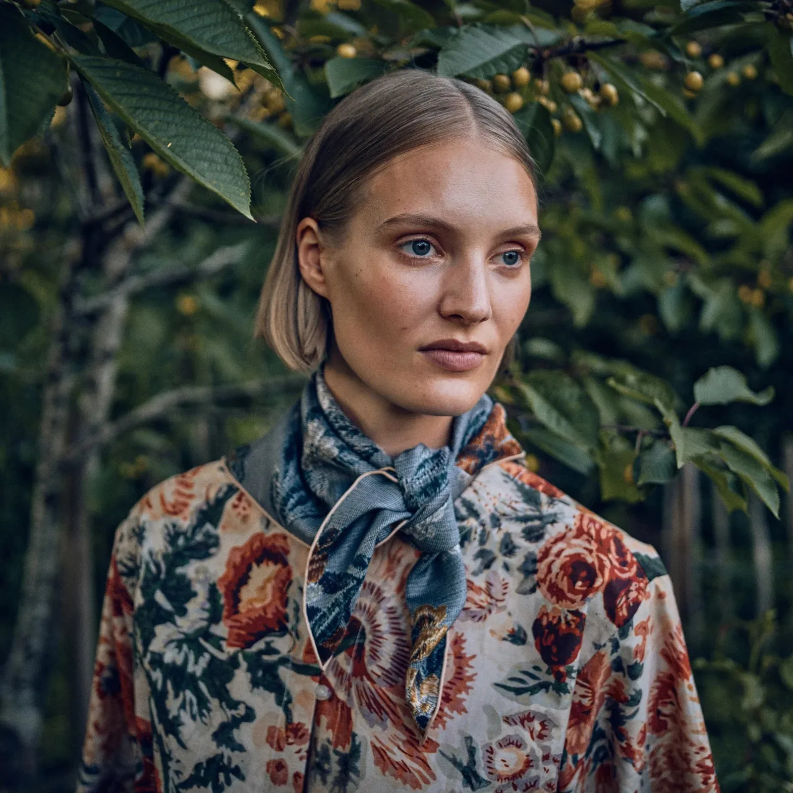Tapis Noir Small Classical Blue Flower Scarf